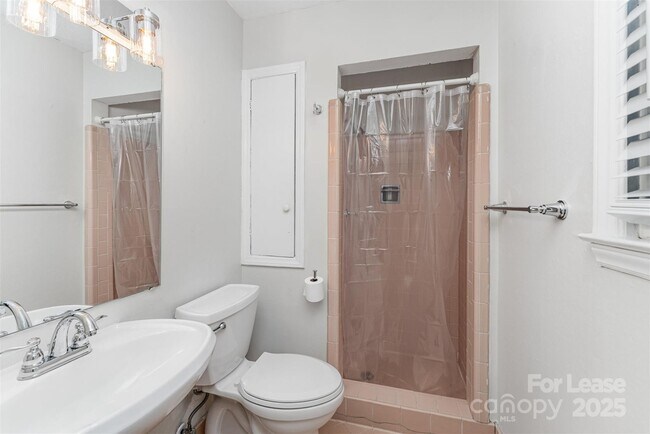 Building Photo - 3252 Northampton Dr