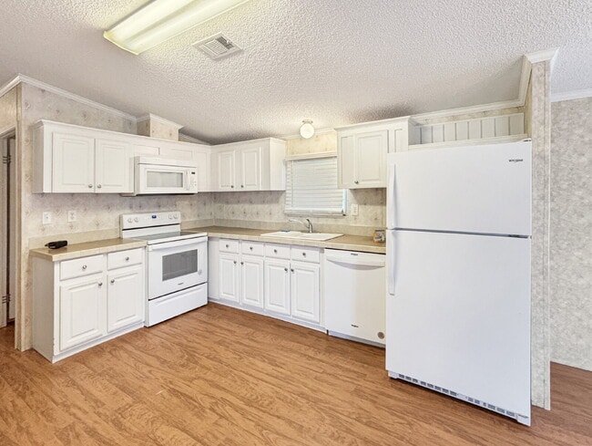 Building Photo - Charming Coastal Retreat in Ridgeway | Fenced Yard + Garage | Hobe Sound