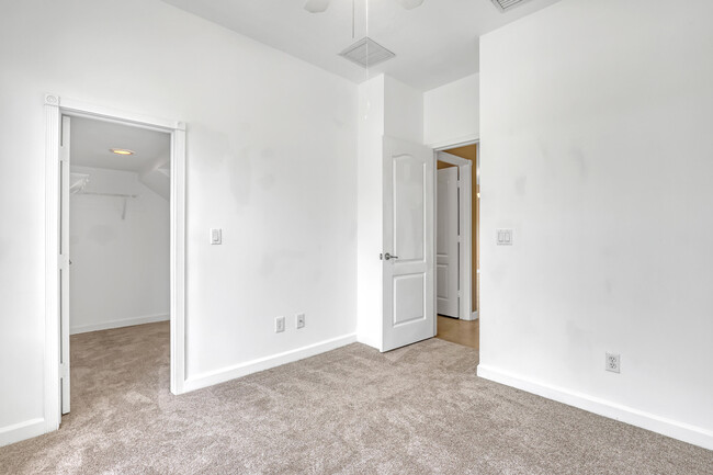 Building Photo - 2548 Creekside Dr