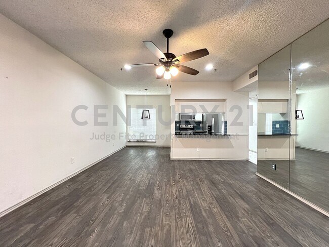 Building Photo - Ground-Level 1/1 Open Condo in Dallas!