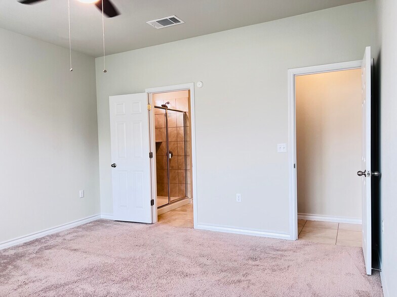 Primary bedroom to ensuite primary bathroom - 12112 Coyote Call Way
