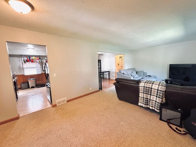 Building Photo - COME CHECK-OUT ALL THE UPDATES!  Great crystal home with huge fenced in backyard! Awesome home fo...