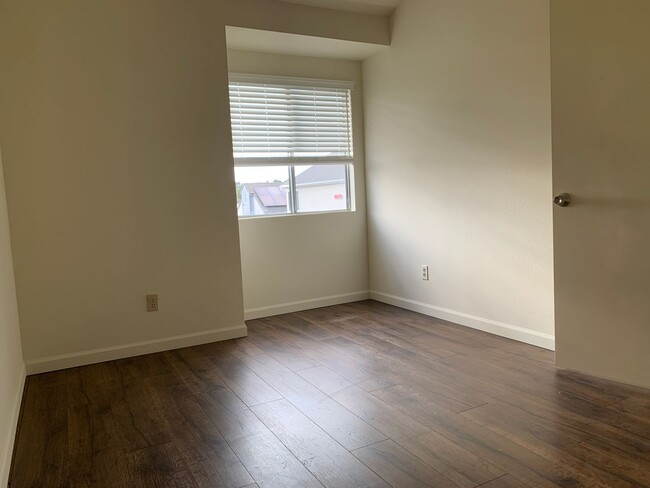 Building Photo - 3 bedroom, 2 1/2 bath townhome located nea...