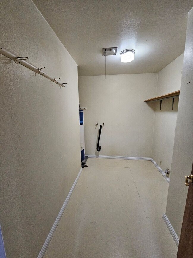 Building Photo - 1803001