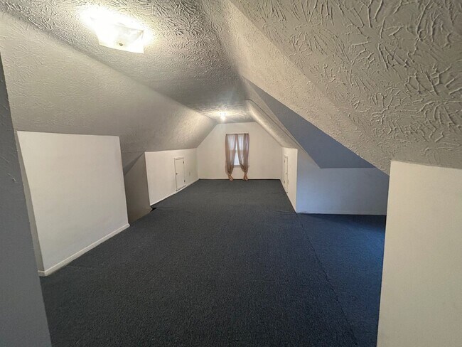 Building Photo - Charming 3-Bedroom Property in Prime Location