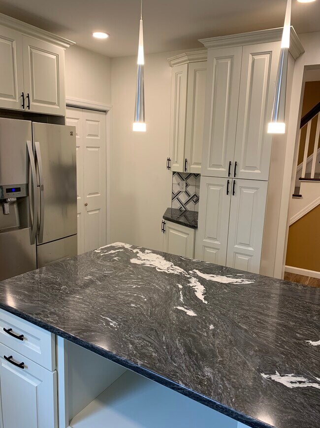 Building Photo - 410 W Maple Ave