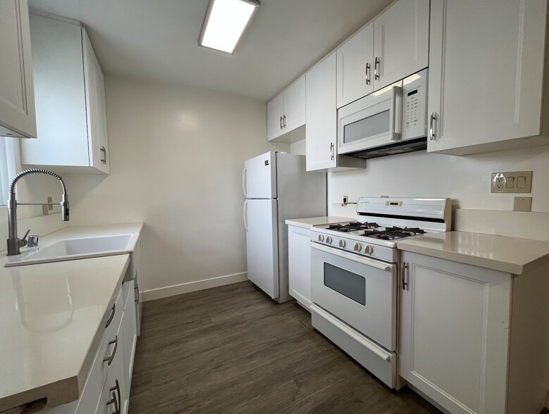 Building Photo - 5754 Hazeltine Ave