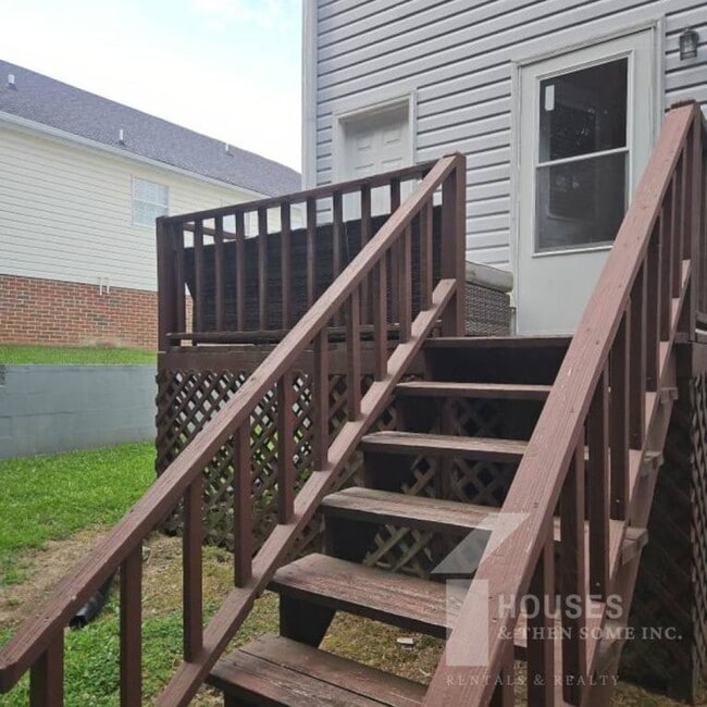 Building Photo - 553 Memorial Dr Ext