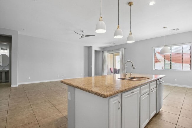 Building Photo - 4 Bedroom + Den Single Family in Peoria