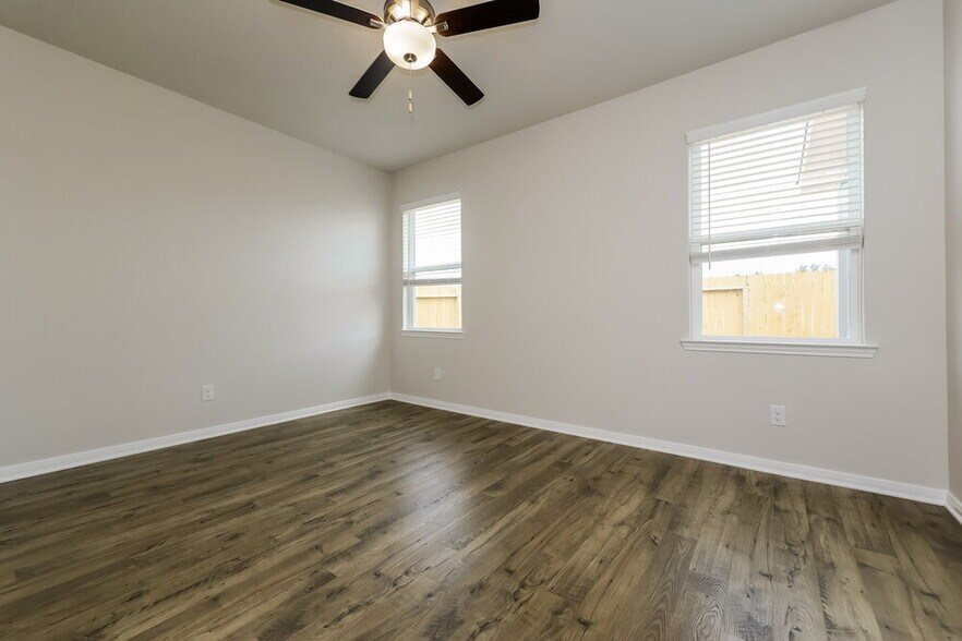 Building Photo - 15663 Plum Brk Dr