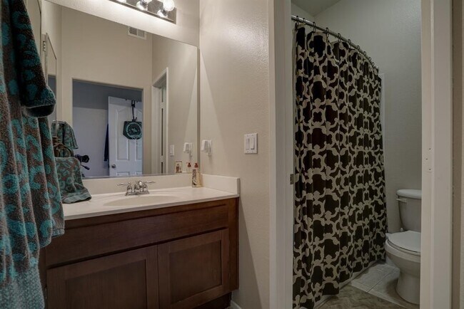 Building Photo - 3 Br SanElijoTownhome 2 car garage Granite...