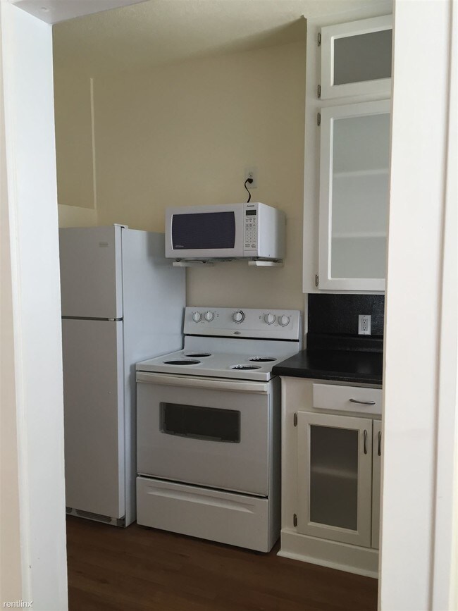 Building Photo - 2 br, 1 bath 4plex - 518 E Locust St Apt 1