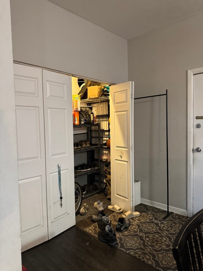 Building Photo - 7013 N Paulina St