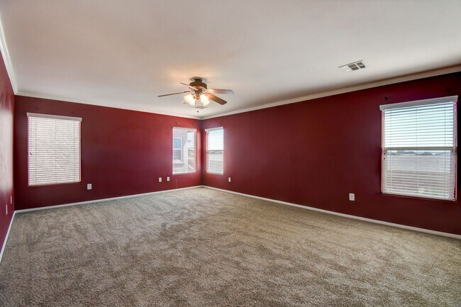 Building Photo - 4 Bed 3 Bath With Huge Loft
