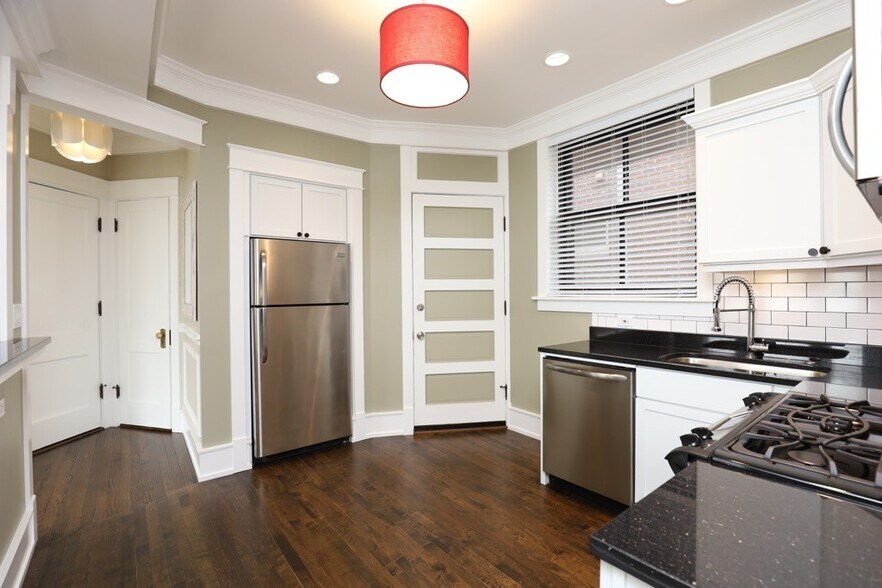 Building Photo - 3837 N Damen Ave