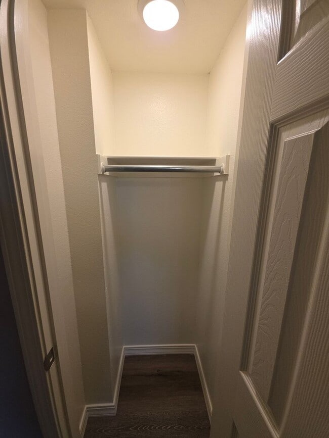 Building Photo - 709 W 13th St