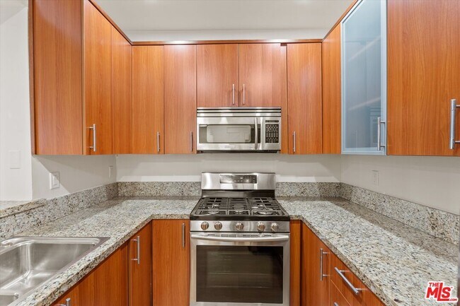 Building Photo - 620 S Gramercy Pl