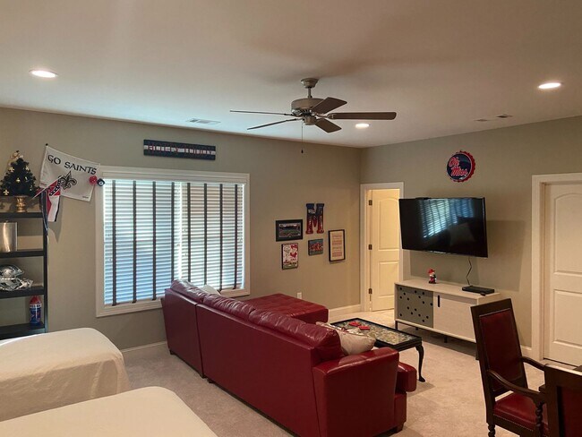 Building Photo - 4BR/4.5BA Furnished Townhome For Rent