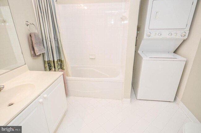 Building Photo - 4950 Brenman Park Dr