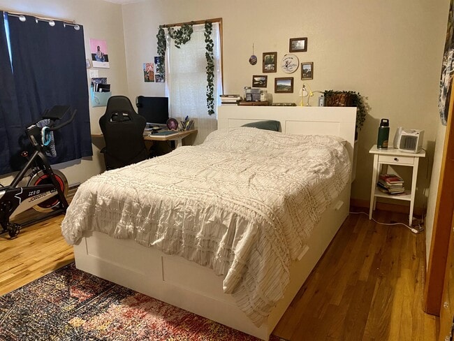 Building Photo - 1804 Broadview Pl