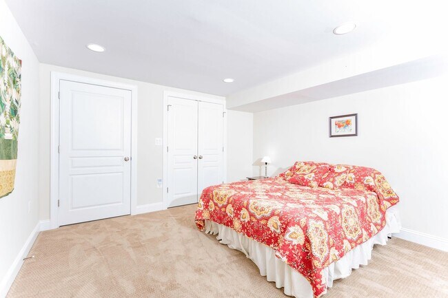 Building Photo - Luxurious Spacious and Bright , Gorgeous P...