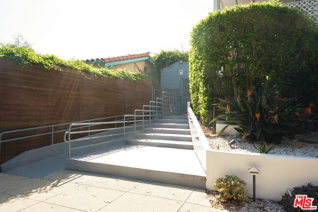 Building Photo - 842 11th St