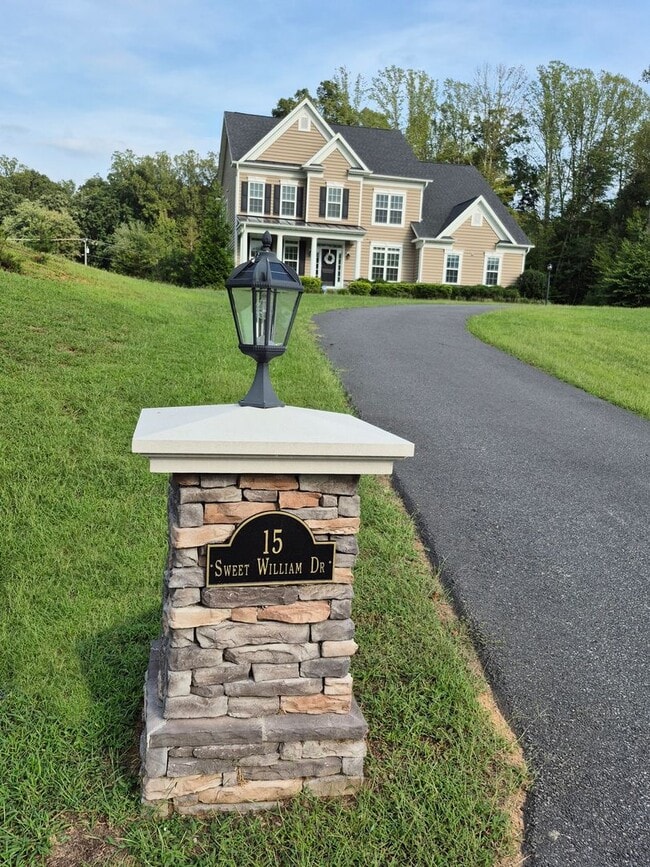 Building Photo - 15 Sweet William Dr