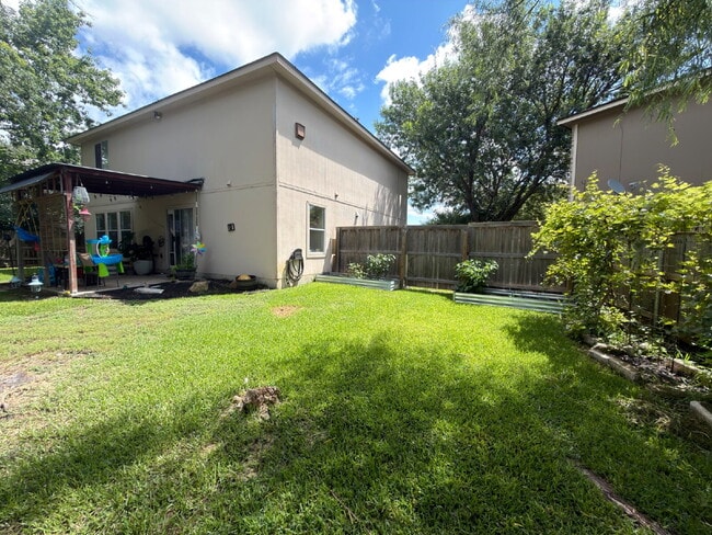 Building Photo - Three bed two & a half bath close to Ascension Seton Hays in Kyle's Steeplechase neighborhood.