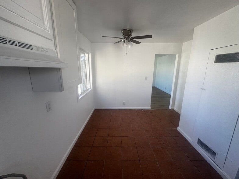 Building Photo - 1499 W 35th Pl