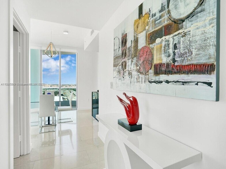 Building Photo - 900 Biscayne Blvd