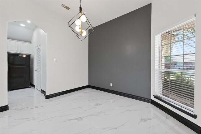 Building Photo - 10703 White Bridge Ln