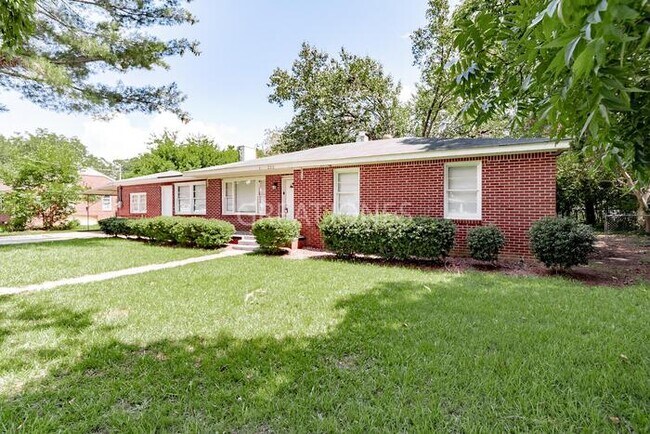 Building Photo - Charming 4 Bedroom in Batesburg-Leesville!