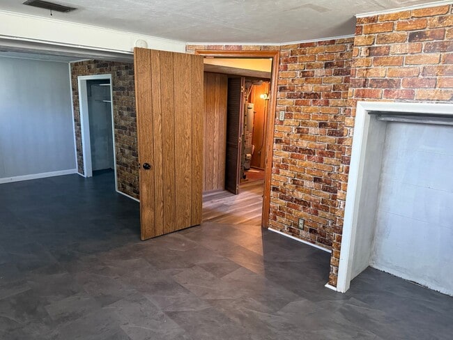 Building Photo - Spacious 2 Bedroom, 2 Bath Home with Bonus Space and a Single Car Garage