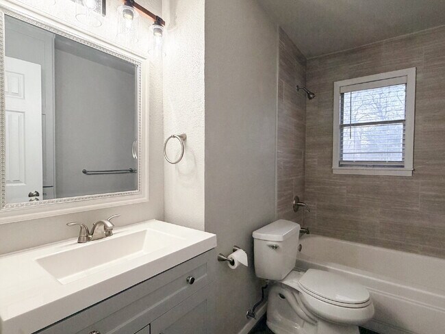 Building Photo - Modern Elegance Meets Suburban Comfort: Updated 3-Bed, 2-Bath Gem in Heart of Burleson