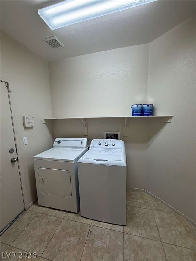 Building Photo - 2747 Lochleven Way