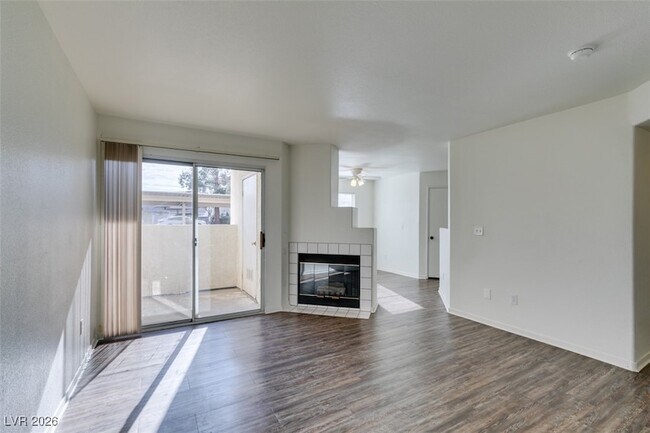 Building Photo - 698 S Racetrack Rd