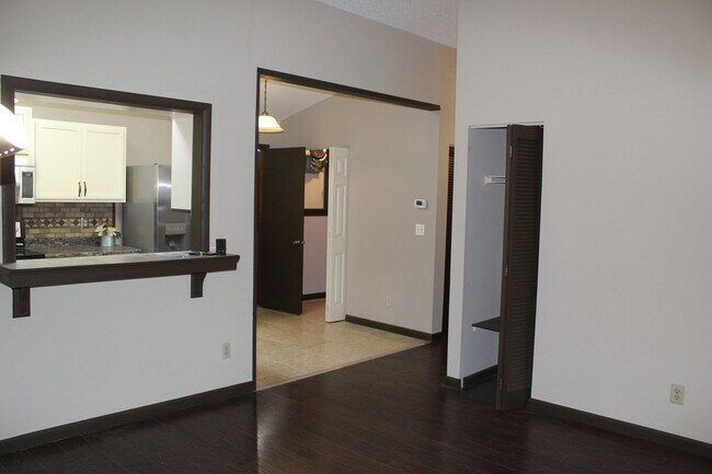 Building Photo - 2 bed 2 bath condo