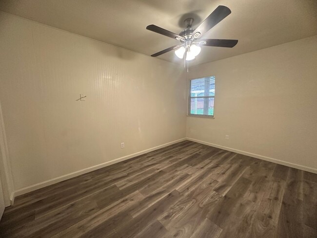 Building Photo - Three Bedroom 2 Bathoom with Large Yard