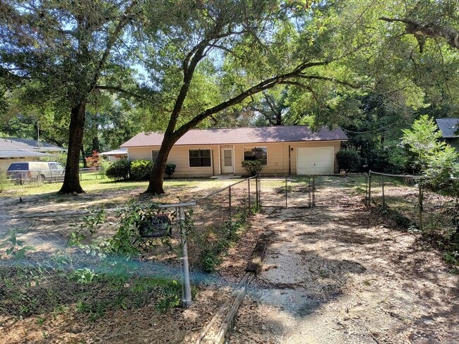 Building Photo - 3 Bedroom 2 Bath Home