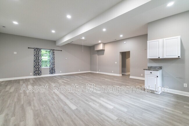 Building Photo - 2208 Sanderson Rd