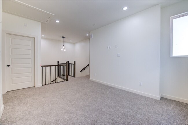 Building Photo - 2919 El Fenice Ln