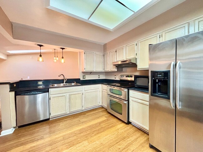Building Photo - Gorgeous 3-Bedroom Condo in Virginia Beach