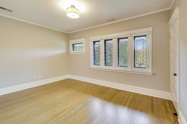 Building Photo - 1601 W Touhy Ave