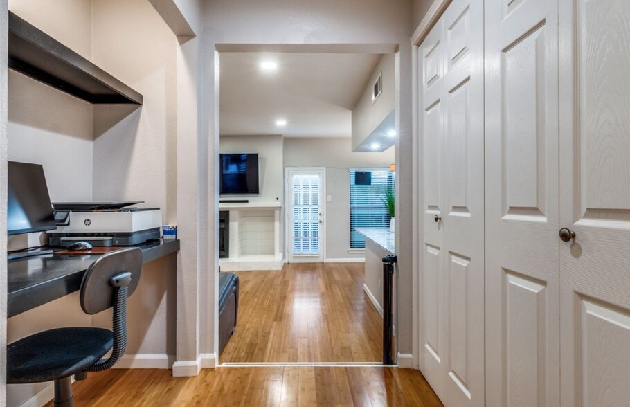 Building Photo - 7525 Holly Hill Dr