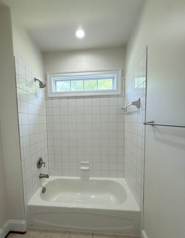 Building Photo - Spacious 4 Bed 5.5 Bath Home in Annandale,...