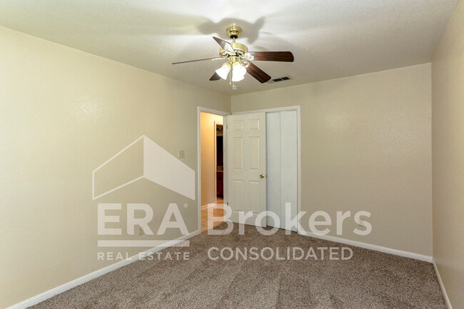 Building Photo - 800 Silver Creek Dr