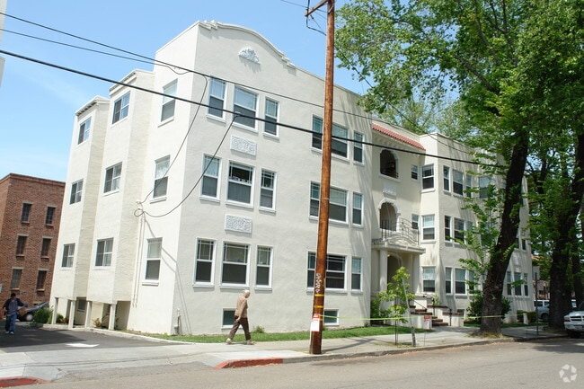Building Photo - 2500 Benvenue Ave
