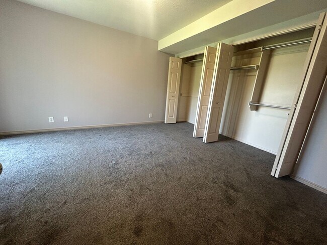 Building Photo - 2 Bedroom/1.5 Bathroom Condo in Washington Terrace
