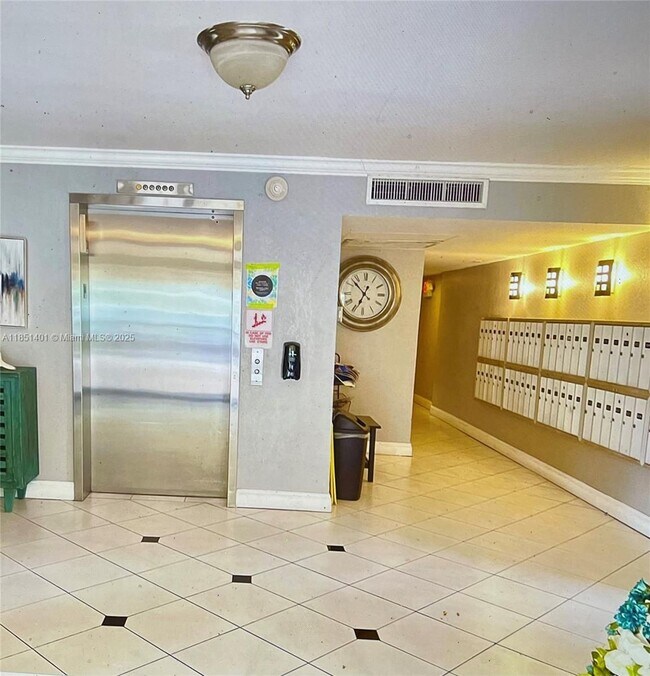 Building Photo - 2801 N Palm Aire Dr