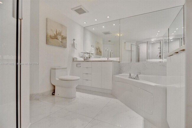 Building Photo - 16699 Collins Ave